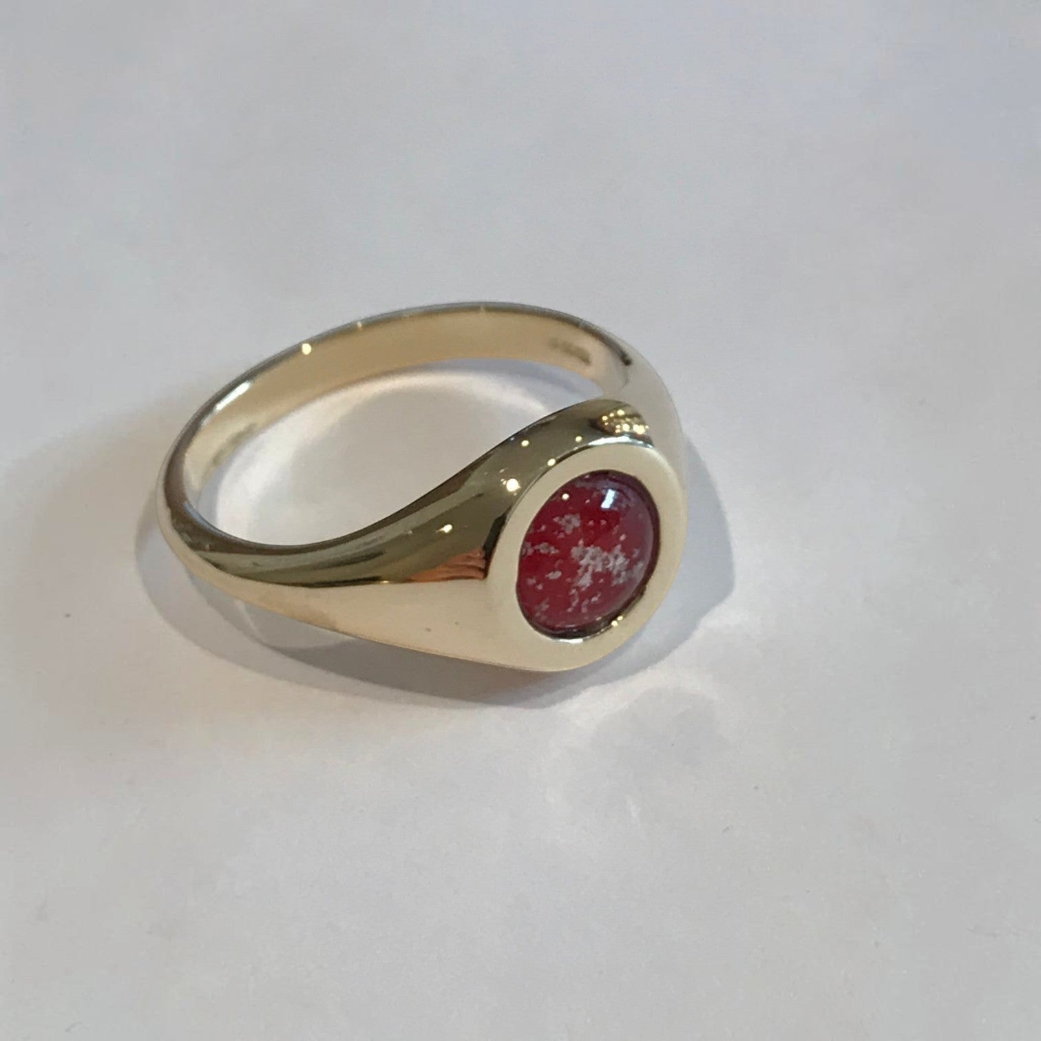 Ashes In Jewellery 14k yellow gold signet ring with red and white speckled cremation ash inlay.